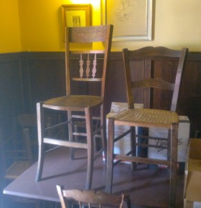 Antike Stühle von pemora gesehen 
